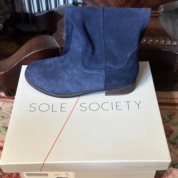 Sole Society (AKA Vince Camino) Women's Navy Suede Ankle Booties - Picture 1 of 4